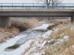 Die Gerölle unter den Brücken verhindern dort vorläufig das Zufrieren.